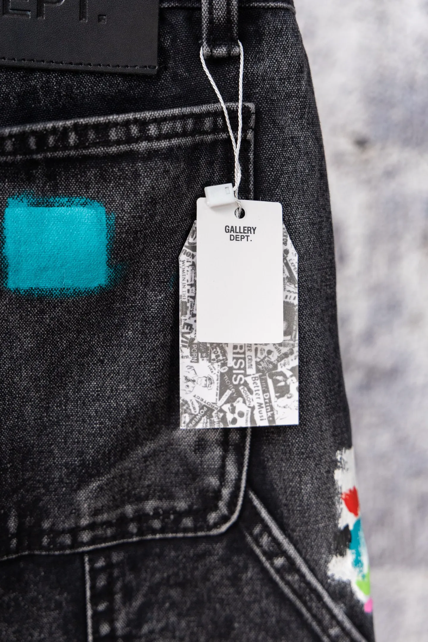 💰260 GALLERY DEPT.25ss new street gradient splash-ink graffiti jeans Gallery Dept. was born in the soil of Los Angeles street culture. With the core concept of "art is daily life", it deeply integrates traditional denim craftsmanship with modern graffiti art. The brand transforms old denim, Vintage T-shirts and other items by hand, giving them personalized elements such as wear, splashing, splicing, etc. Each piece is hand-finished by craftsmen and has both artistic collection value and practical function. In 2021, the joint capsule series with French veteran Lanvin and the cooperation with Chrome Hearts have attracted the attention of the fashion industry, confirming its transformation from an independent studio to an international trend symbol. Gallery Dept. targets the global fashion pioneer group aged 18-35 and positions itself as a "high street art trendy brand". Its core competitiveness lies in: • Cultural symbol output: Through endorsements from stars such as Virgil Abloh, Jennie, and Justin Bieber, it strengthens the brand's benchmark status in the hip-hop and fashion circles. Size: 28-36 Color: gray black
